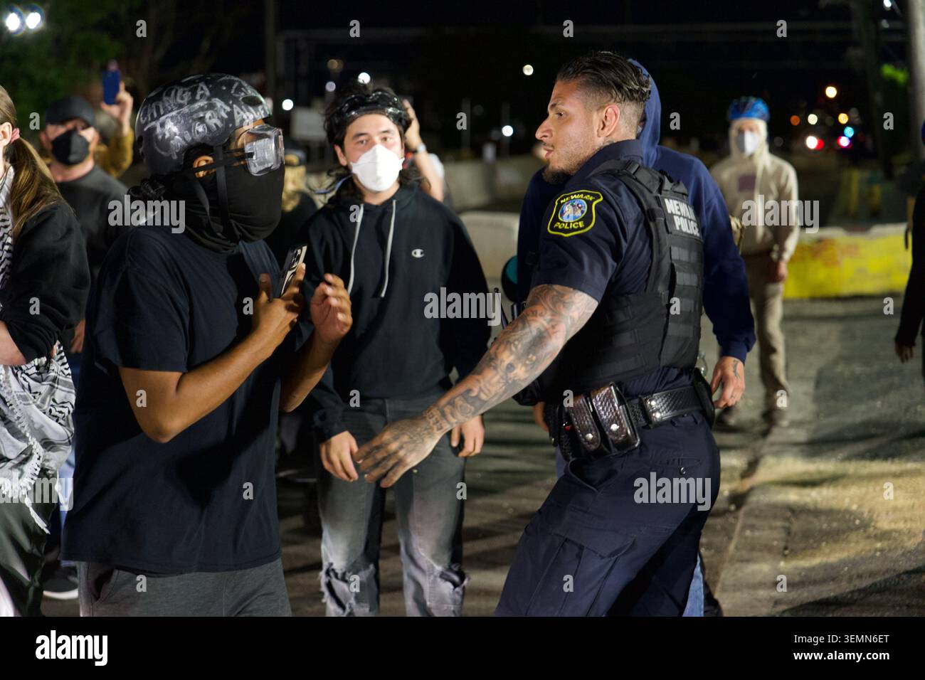 NEW JERSEY, USA - 7 giugno 2026: I manifestanti anti anti-GHIACCIO rispondono alla polizia locale intorno alla Delaney Hall Detention Facility il 7 giugno 2026. Crediti: Jonah Elkowitz/Alamy Live News Foto Stock
