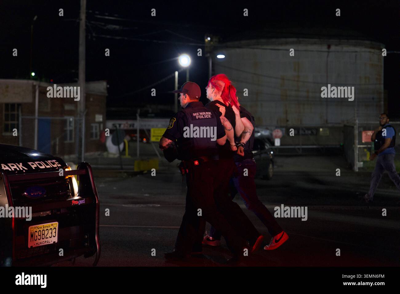 NEW JERSEY, USA - 7 giugno 2026: I manifestanti anti anti-GHIACCIO rispondono alla polizia locale intorno alla Delaney Hall Detention Facility il 7 giugno 2026. Crediti: Jonah Elkowitz/Alamy Live News Foto Stock