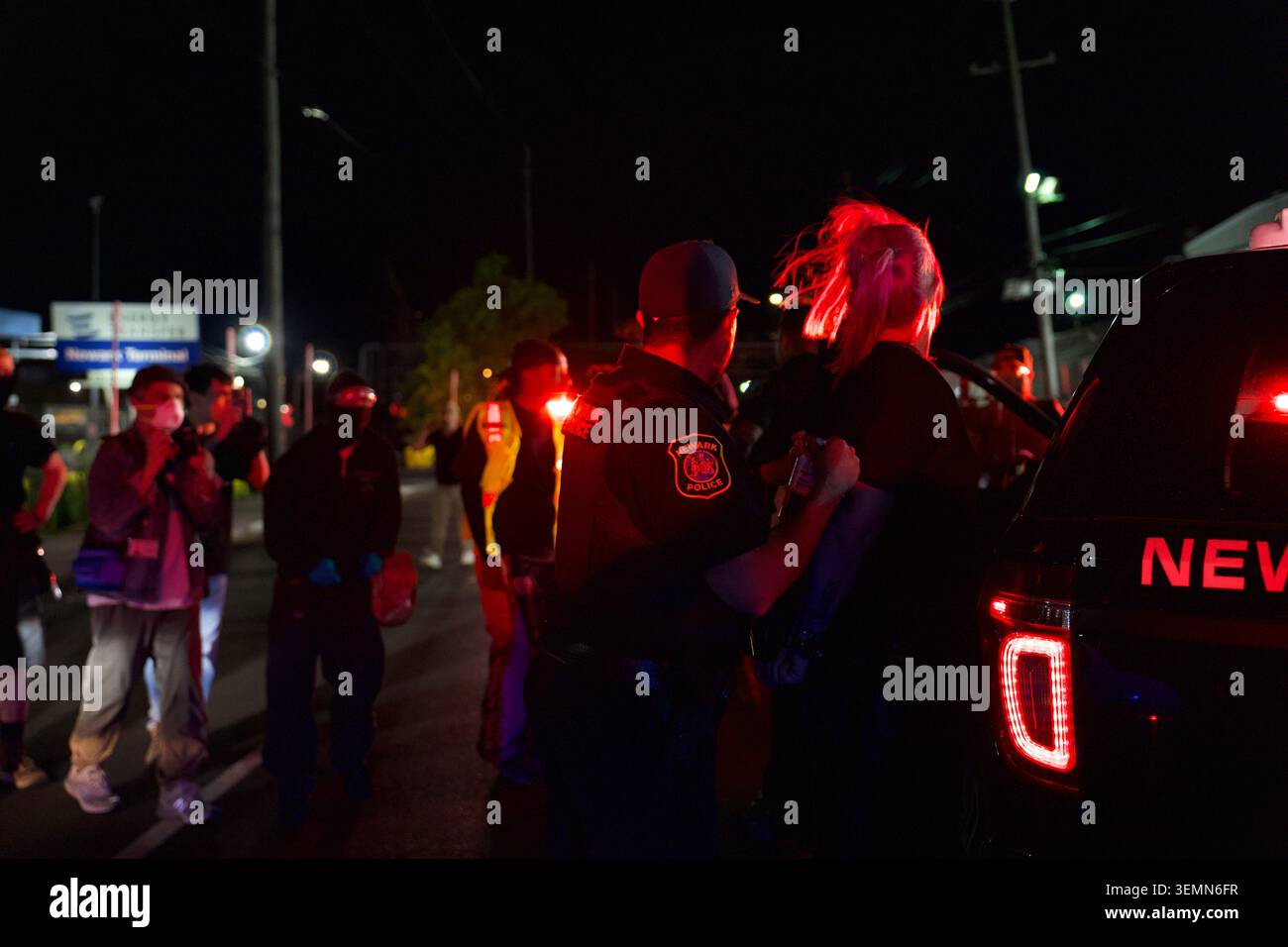 NEW JERSEY, USA - 7 giugno 2026: I manifestanti anti anti-GHIACCIO rispondono alla polizia locale intorno alla Delaney Hall Detention Facility il 7 giugno 2026. Crediti: Jonah Elkowitz/Alamy Live News Foto Stock