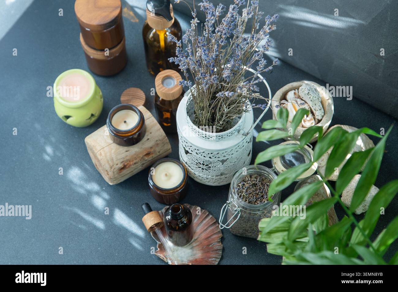 Candele profumate e vasi con olio essenziale. Lavanda secca. Aromaterapia. Set di lampade per aroma Foto Stock