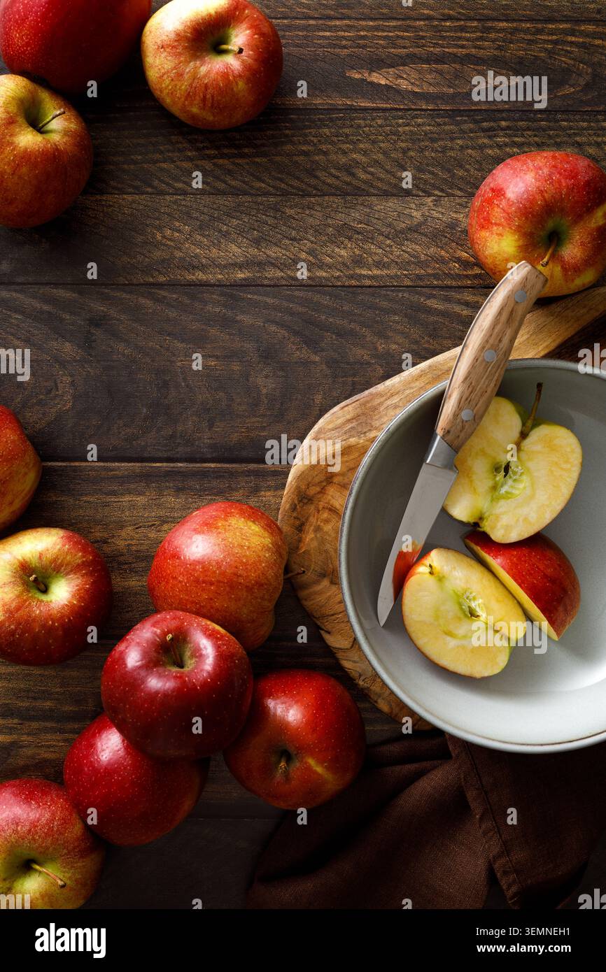 Mela. Frutta di mela rossa matura e succosa con vitamine e antiossidanti naturali, cibo sano, vista dall'alto Foto Stock