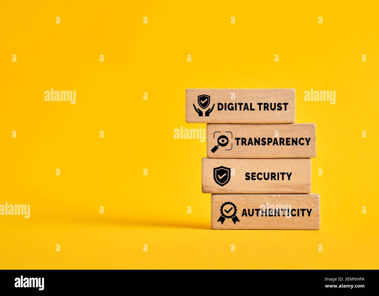 Blocchi di legno che mostrano concetti di fiducia digitale, trasparenza, sicurezza e autenticità su uno sfondo giallo brillante Foto Stock