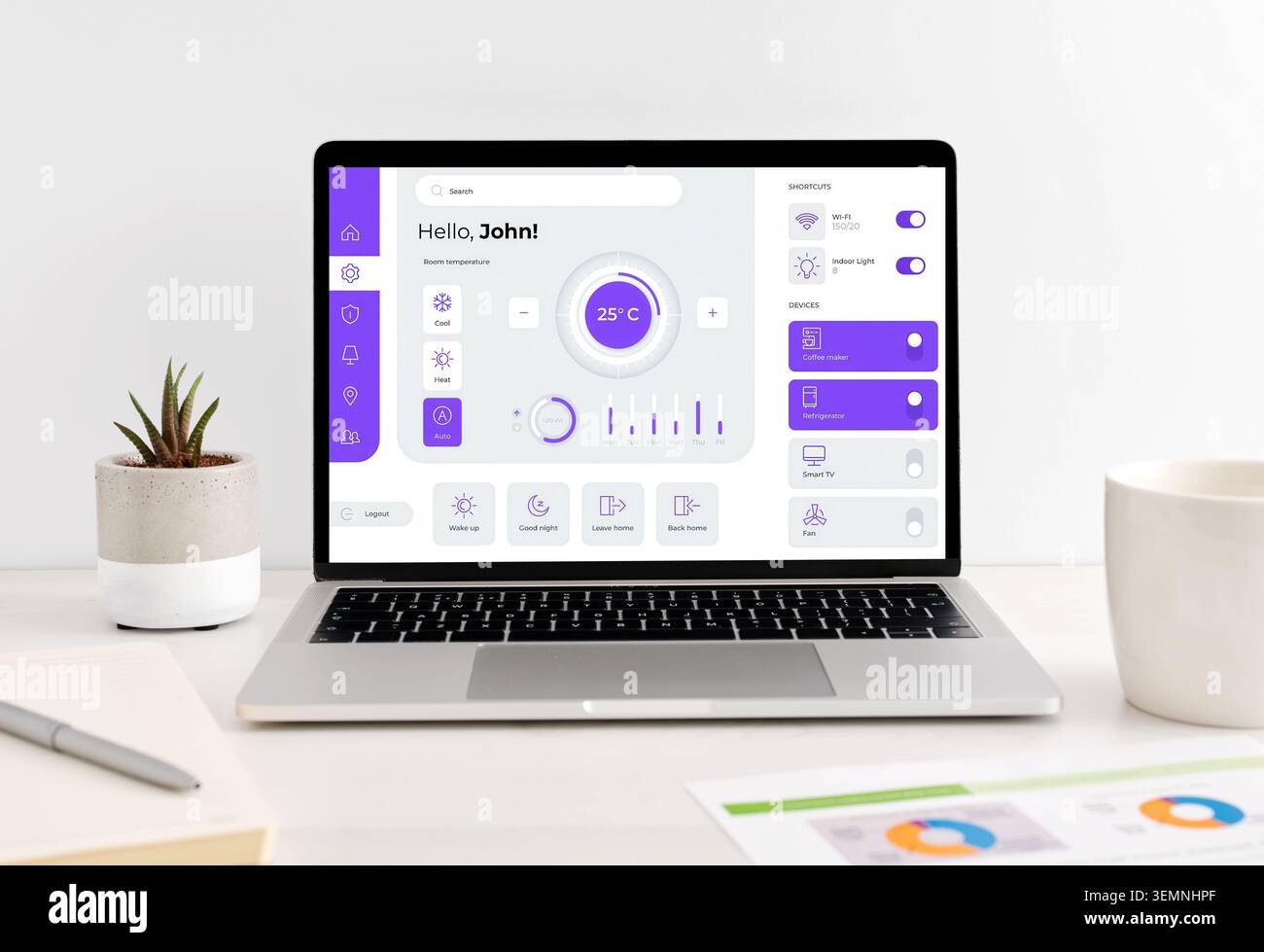 Laptop con interfaccia utente per il controllo dei dispositivi domestici intelligenti e la regolazione della temperatura ambiente, evidenziando la tecnologia moderna e la praticità Foto Stock