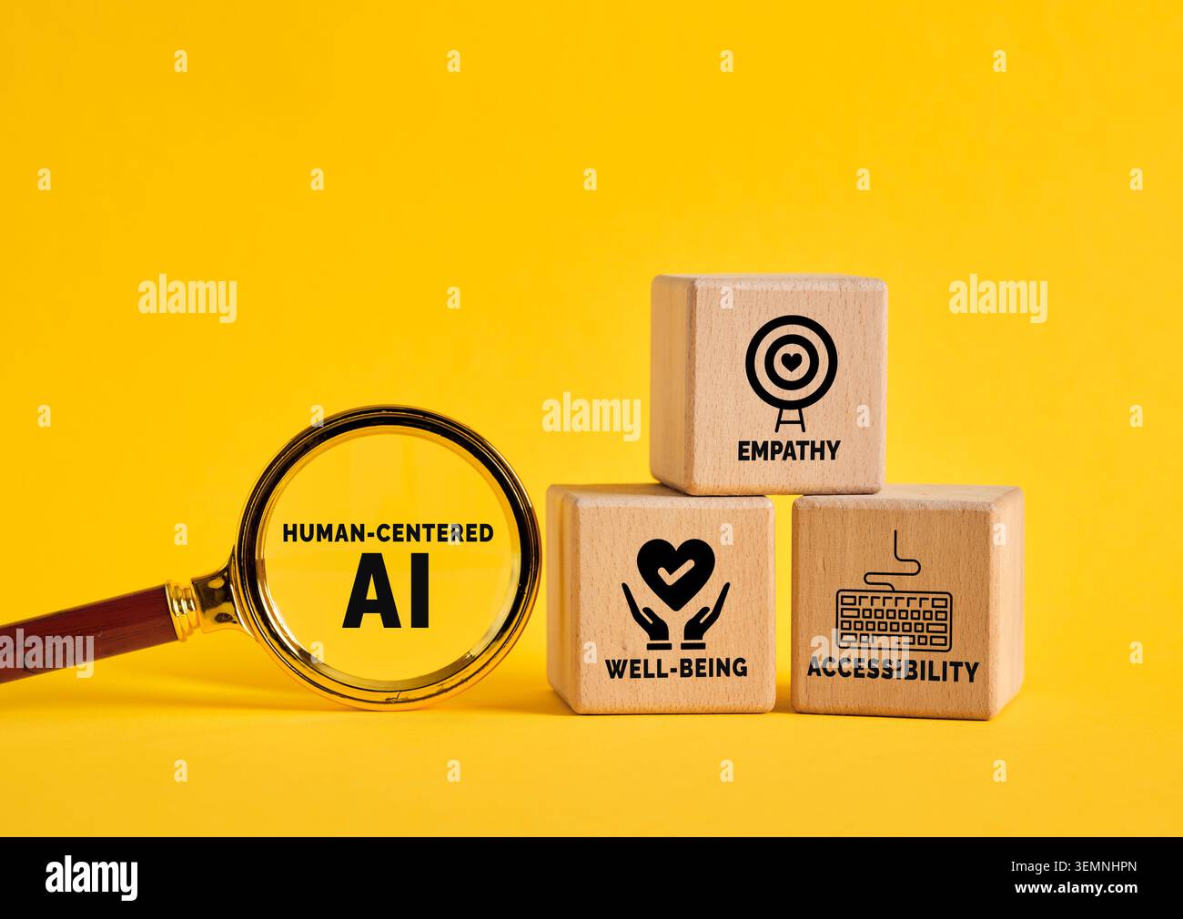 Concetto di intelligenza artificiale incentrata sull'uomo con una lente d'ingrandimento che mette in evidenza i principi dell'intelligenza artificiale di empatia, benessere e accessibilità su blocchi di legno Foto Stock