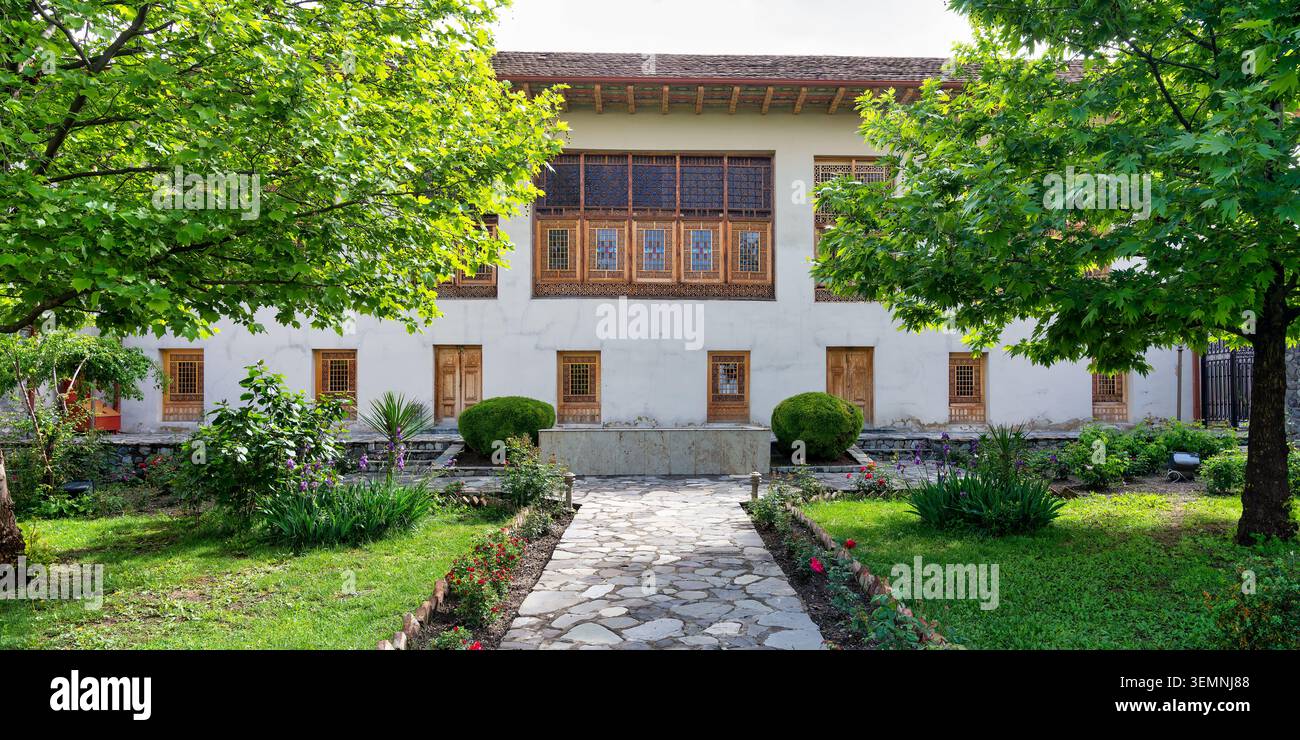 Palazzo di Shaki Khans, Shaki, Azerbaigian. Storico palazzo del XVIII secolo caratterizzato da tradizionali finestre a balsamo, un lussureggiante giardino e un tortuoso sentiero in pietra Foto Stock