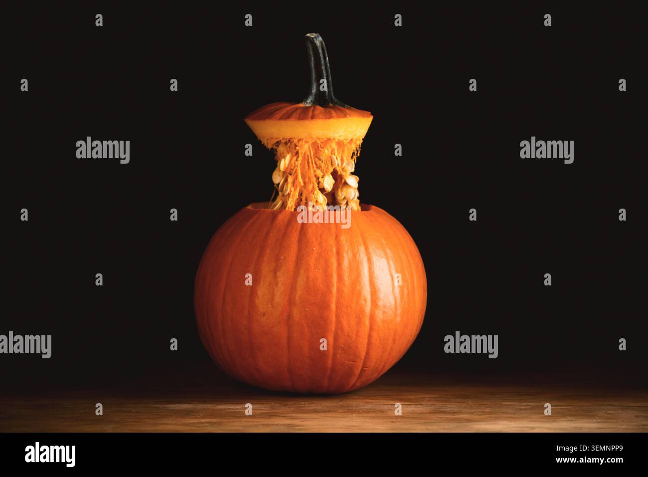 Aprire la zucca arancione grande su sfondo nero. Concetto di Halloween Foto Stock