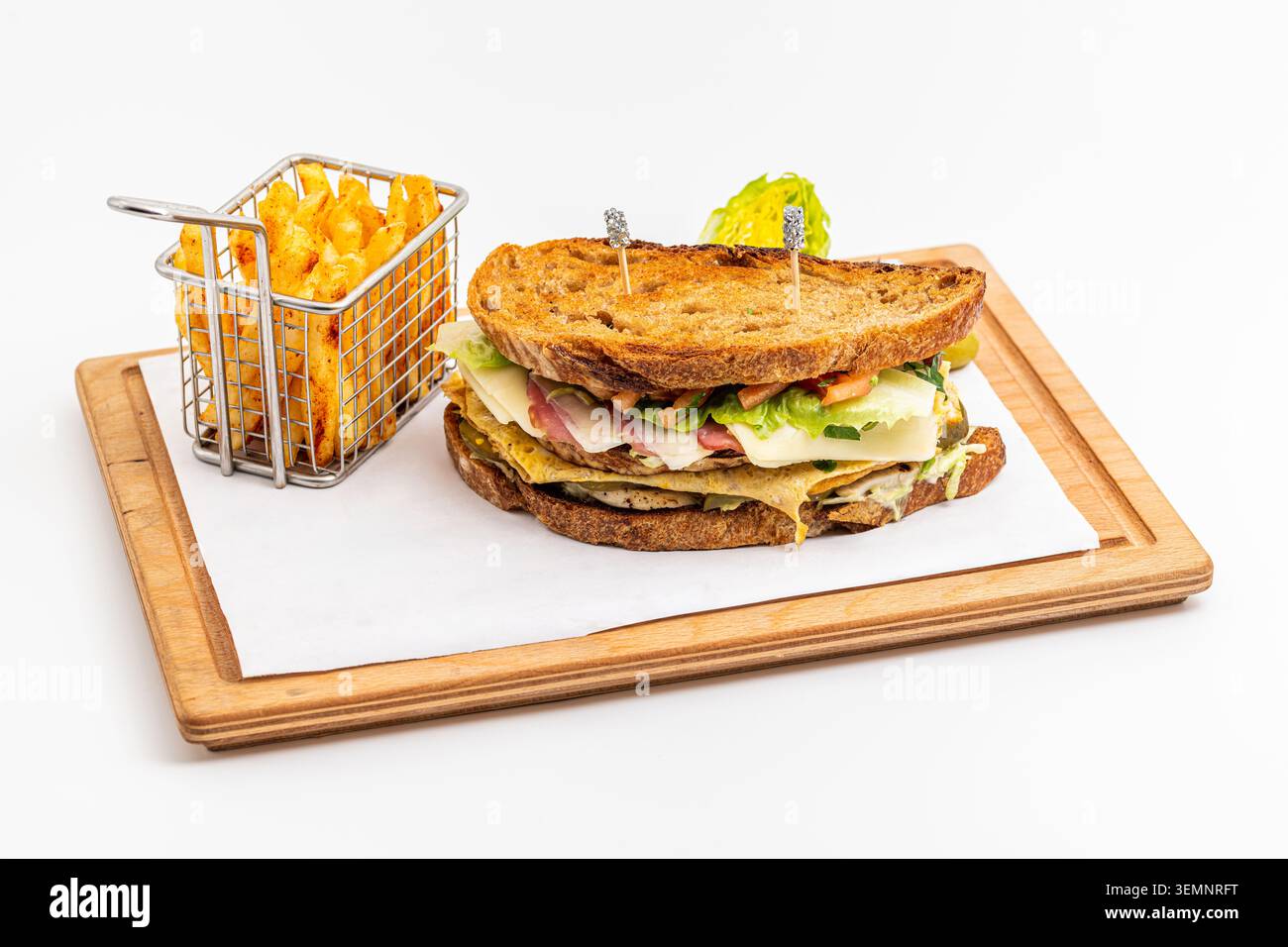 Delizioso club sandwich tostato con strati di carne, formaggio e patatine fritte Foto Stock