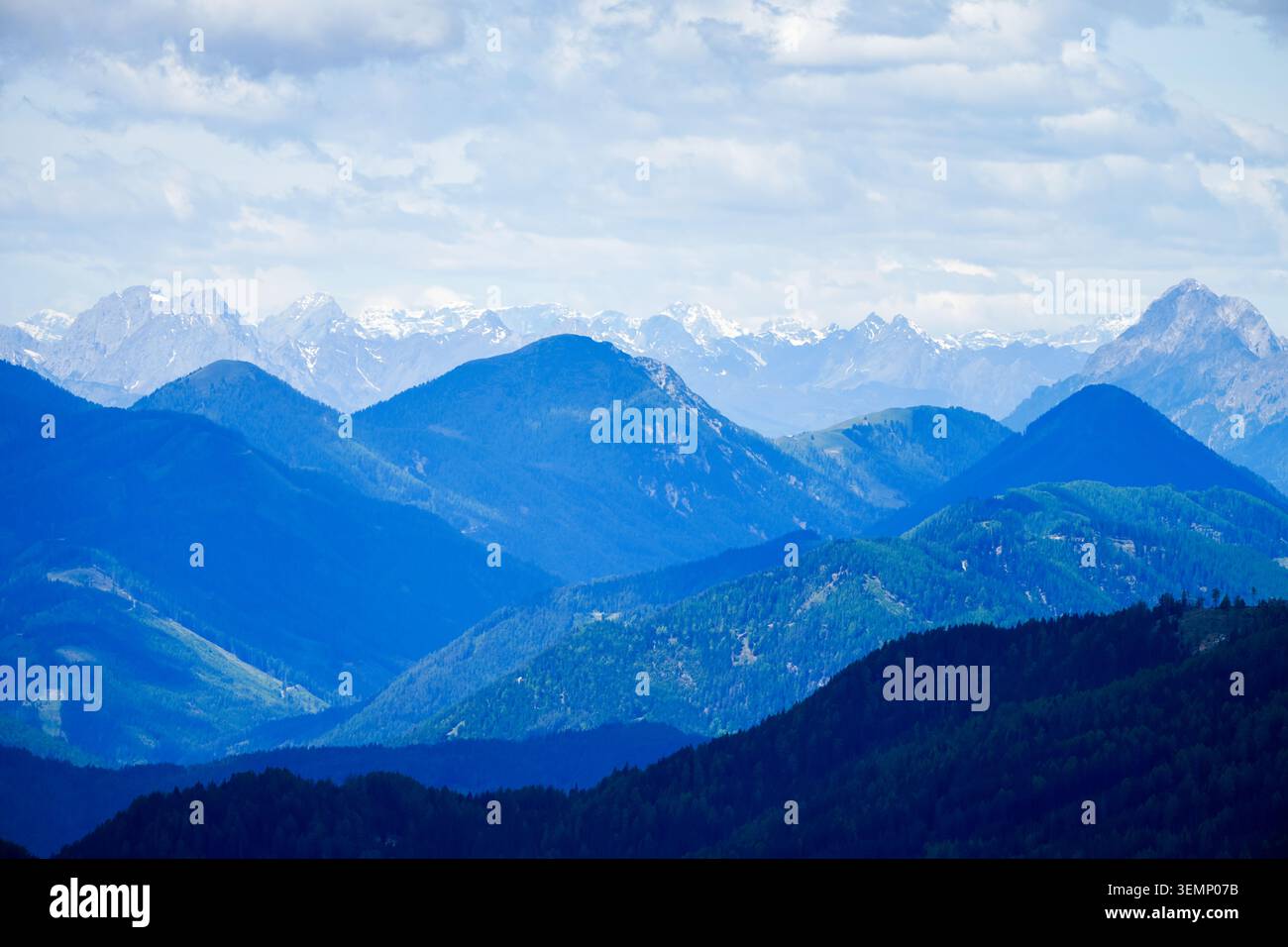 Vista del paesaggio circostante dall'Alpe Gerlitzen. Natura sul monte Gerlitzen in Carinzia vicino ai monti Nockberge. Foto Stock