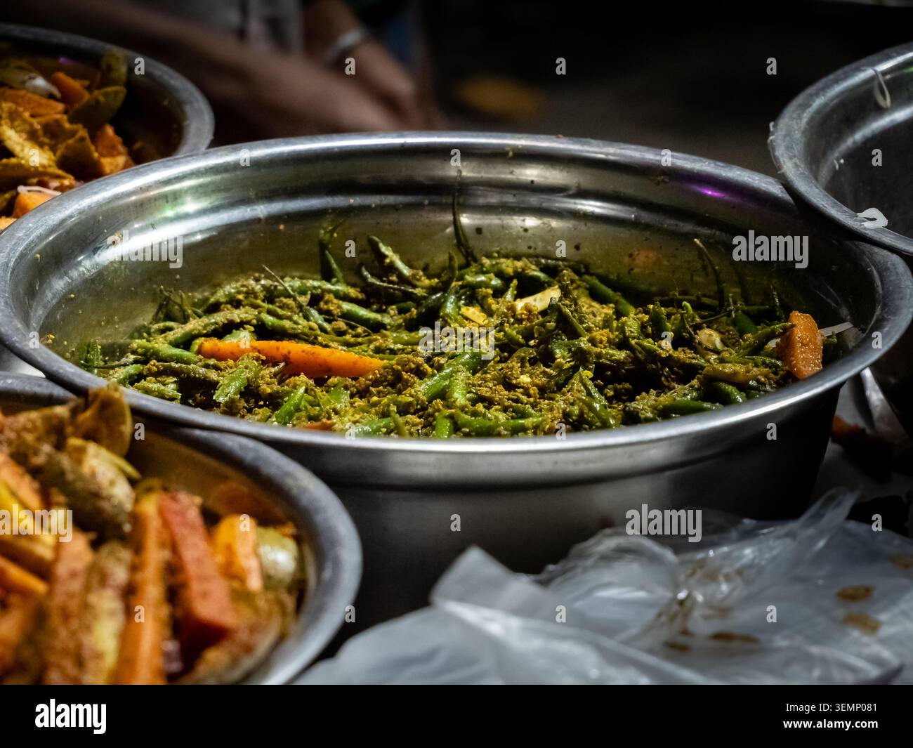 Peperoncini verdi speziati e chutney assortiti preparati per il tradizionale cibo di strada indiano, con sapori e condimenti autentici. Foto Stock