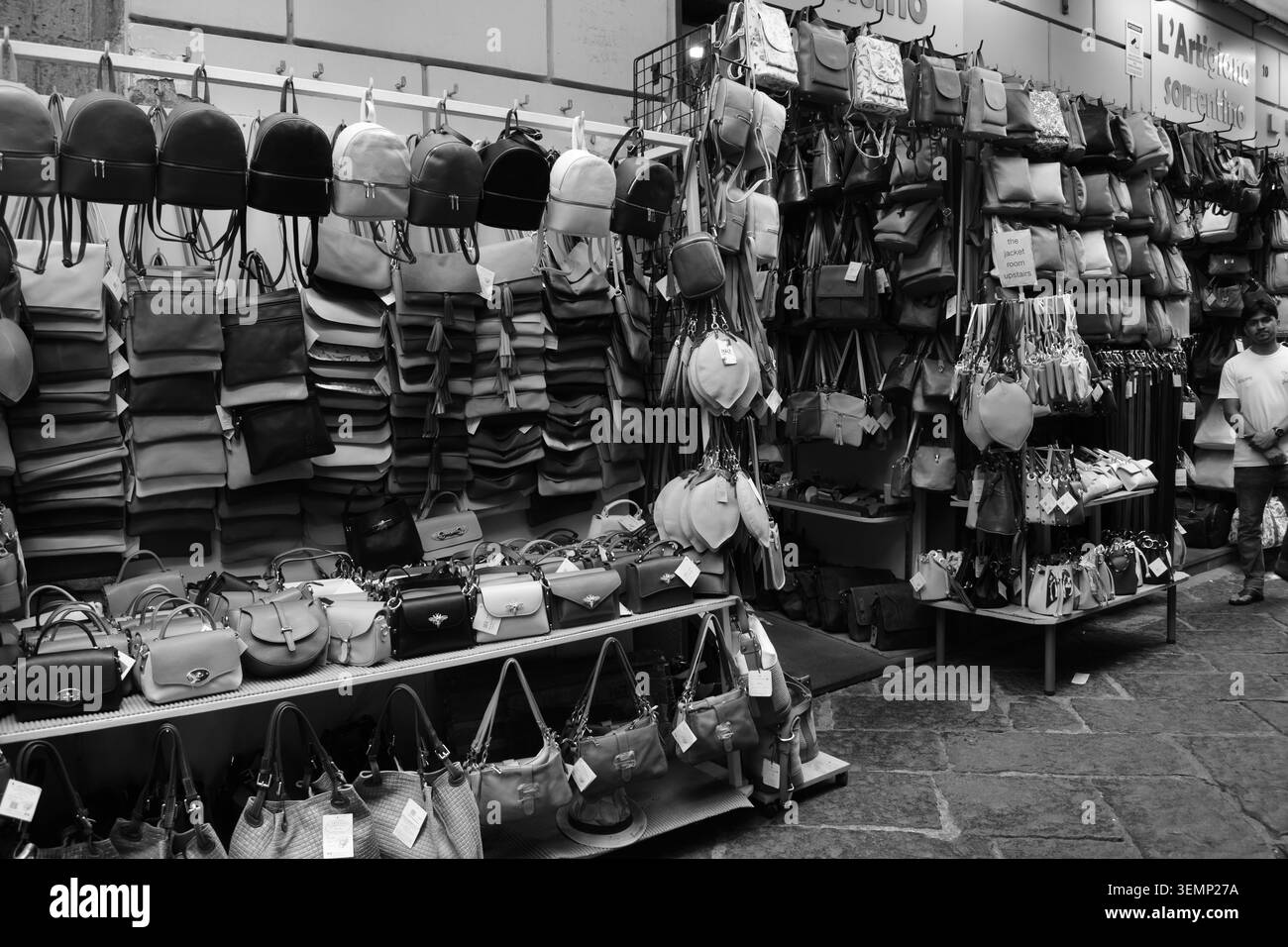 Fotografia in bianco e nero di una borsa e di pelletteria nello storico quartiere dello shopping di Sorrento, Campania, Italia. Foto Stock