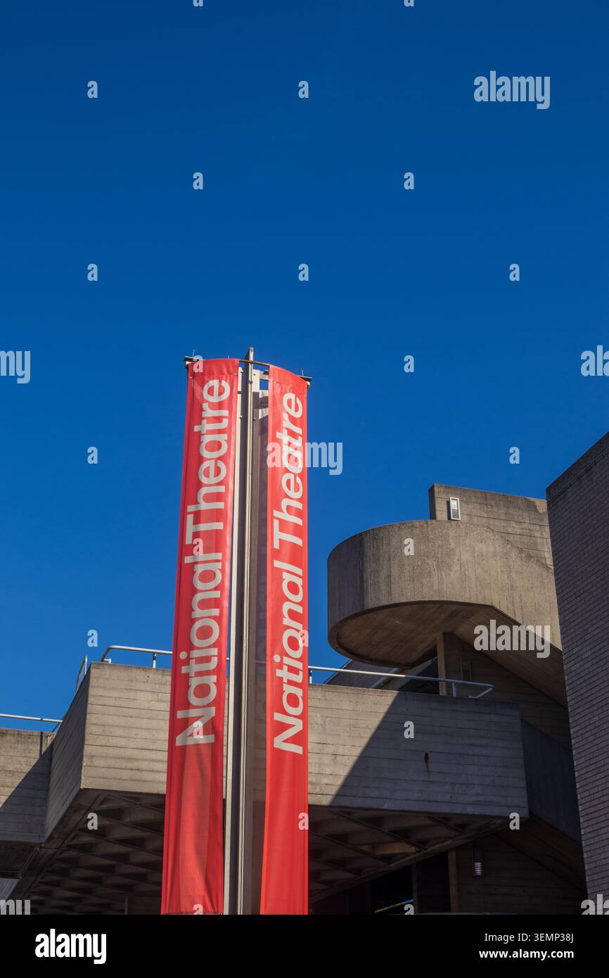 Red Banner fuori dal National Theatre, South Bank, Londra, Regno Unito Foto Stock