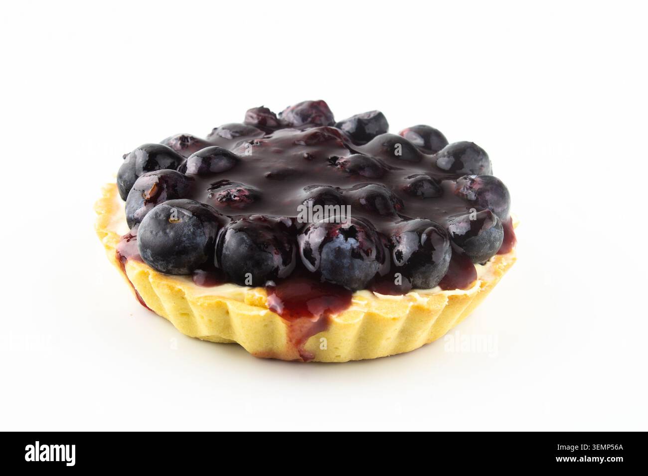 Mini torta ai mirtilli isolata su sfondo bianco Foto Stock