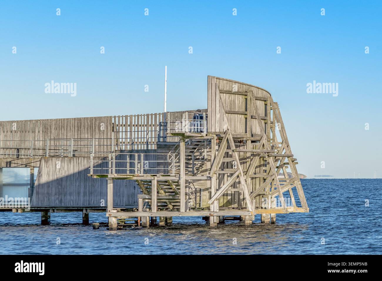 Struttura delle terme in legno Kastrup Sobad, famosa architettura delle lumache sul Mar Baltico, piattaforma di nuoto all'aperto, Copenhagen Foto Stock