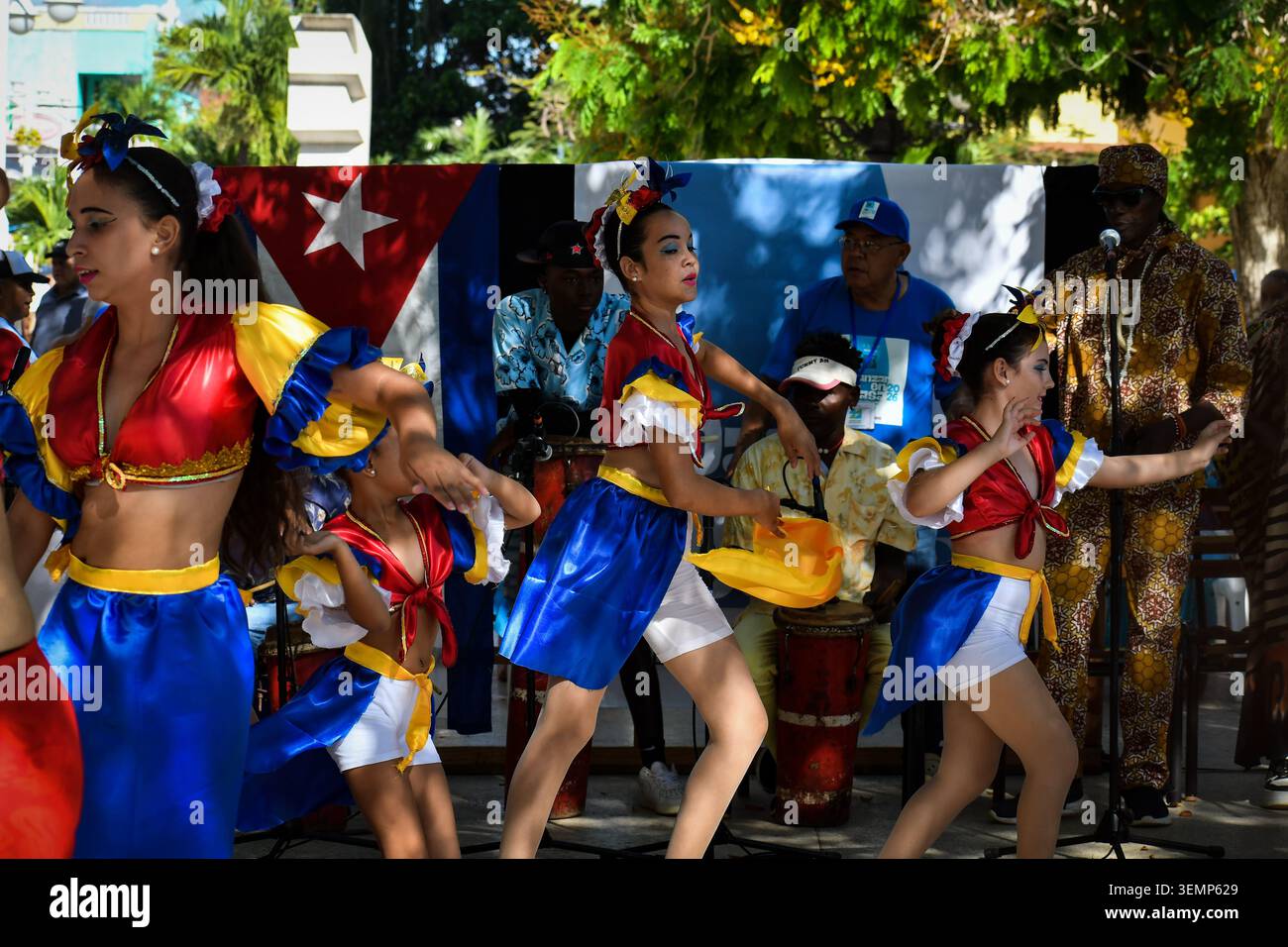 CIEGO DE Ávila, CUBA - 29 aprile 2026: Un giovane balla nel Parco José Martí come parte del festival DANZAR EN CASA. Foto Stock