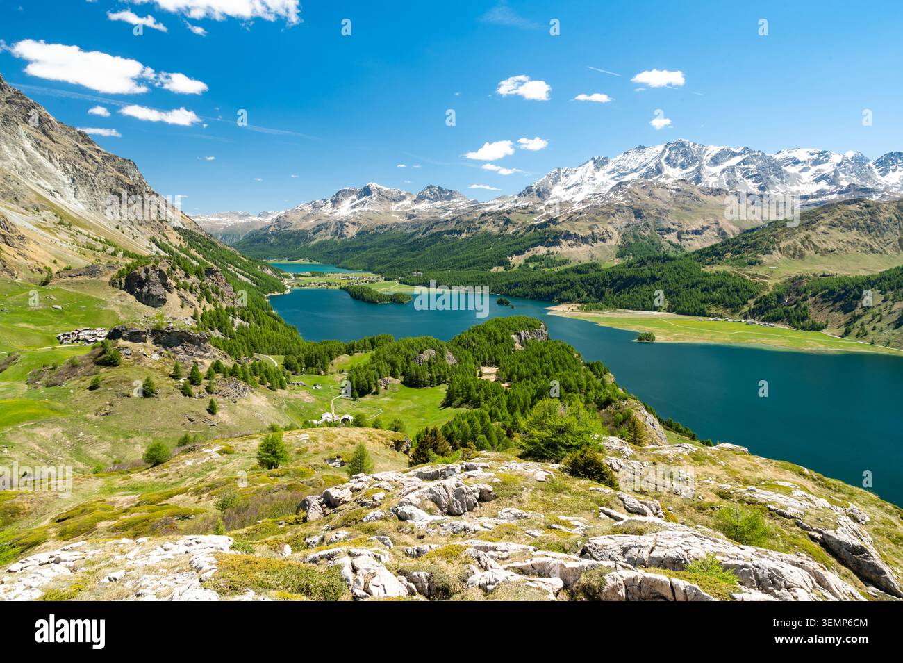 Vista panoramica dell'Engadina, del lago di Sils e del villaggio di Blaunca. Foto Stock