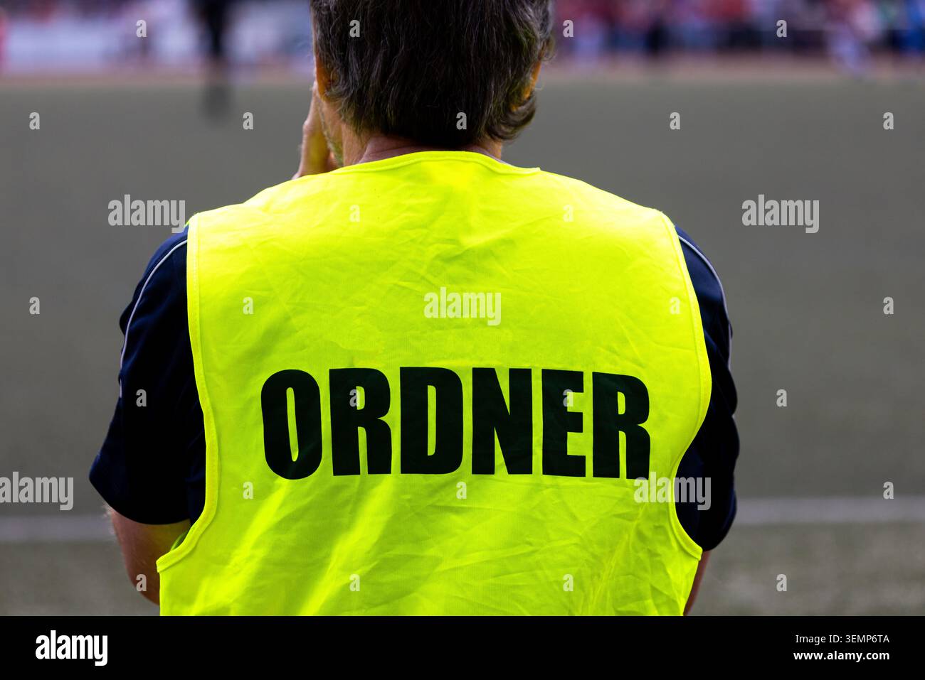 Uno steward a una partita di calcio europea Foto Stock
