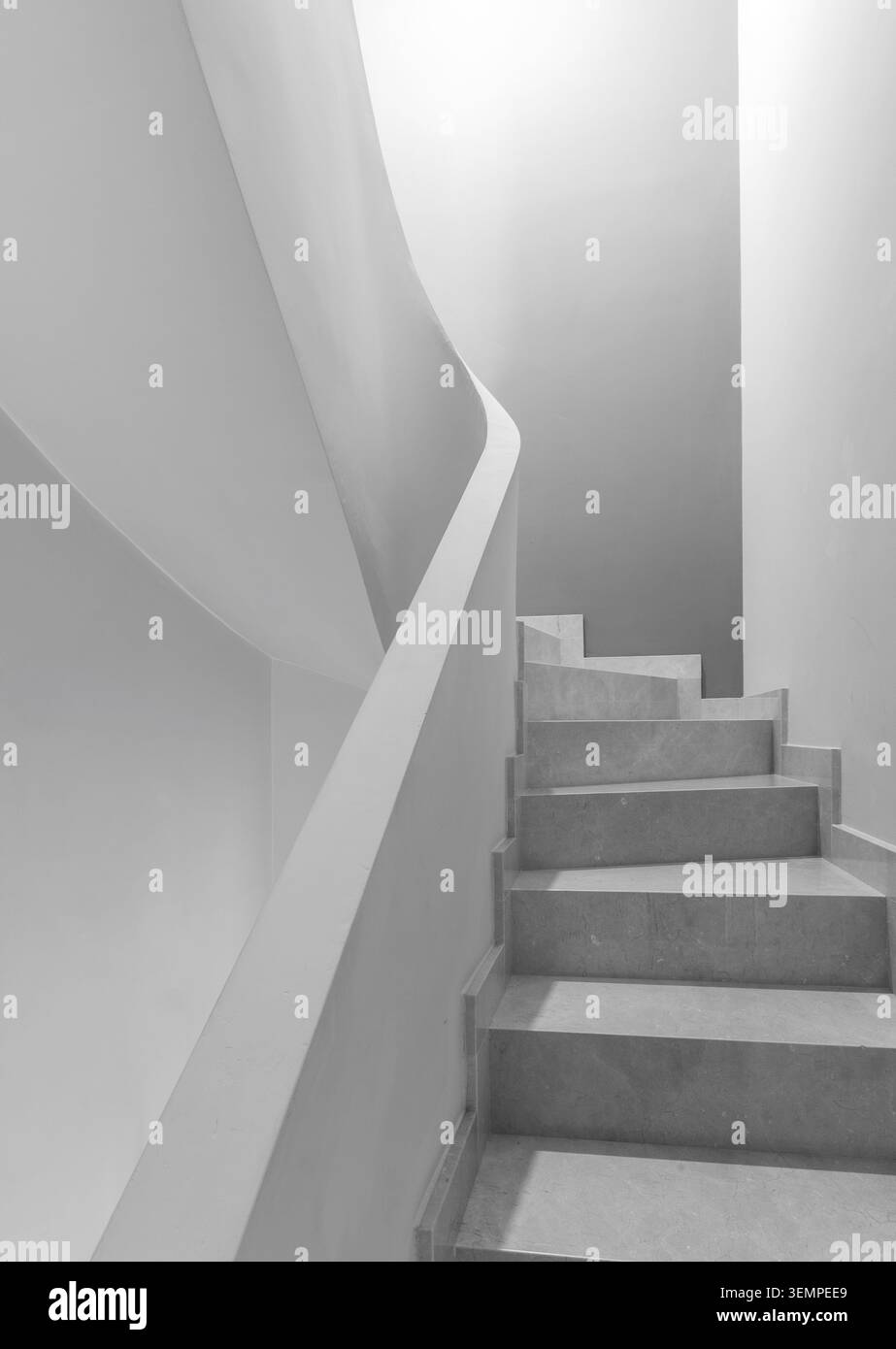Scala minimalista con linee architettoniche curve in monocromia Foto Stock