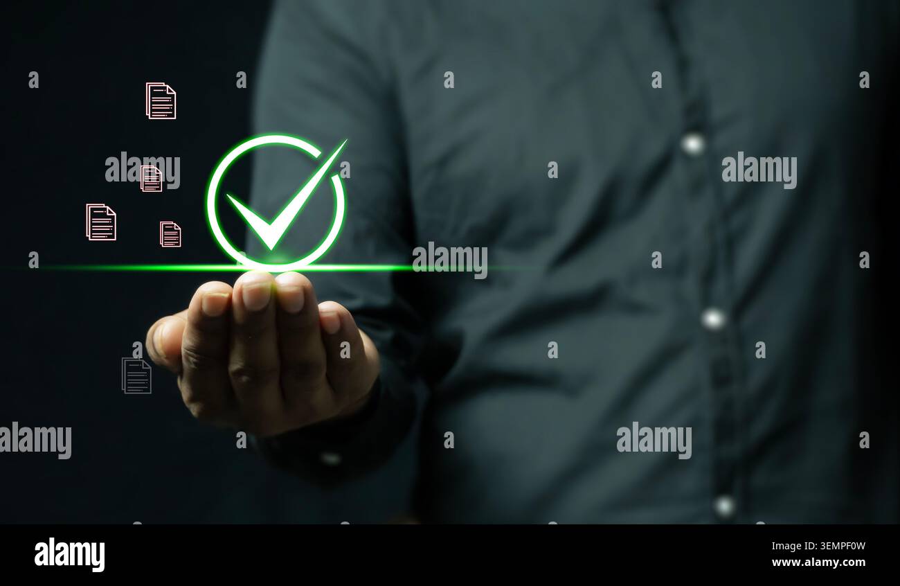 Documentare il concetto di verifica e ispezione di controllo della qualità con il segno di spunta per l'approvazione. Foto Stock