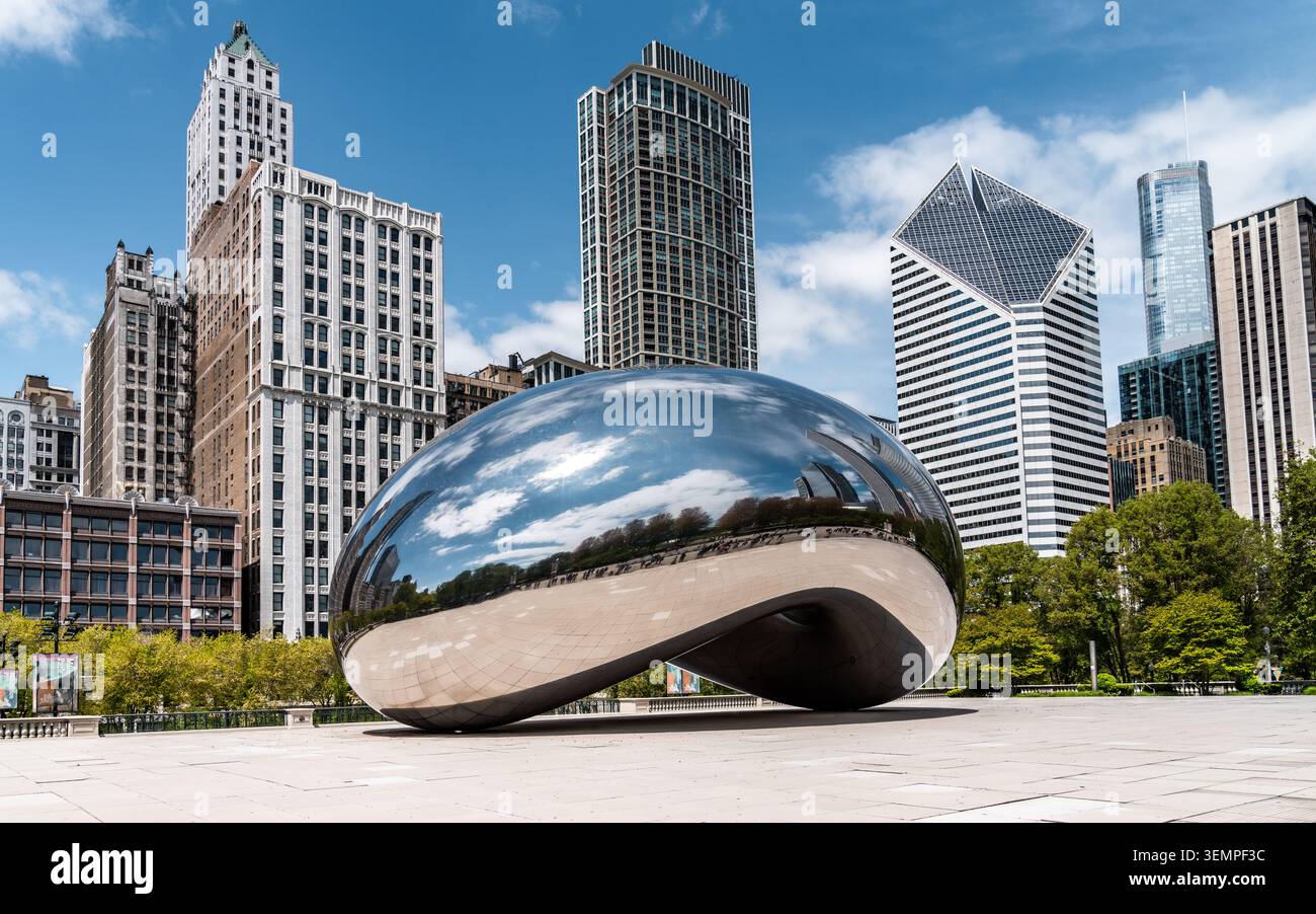 Il Cloud Gate distorce lo skyline urbano Foto Stock