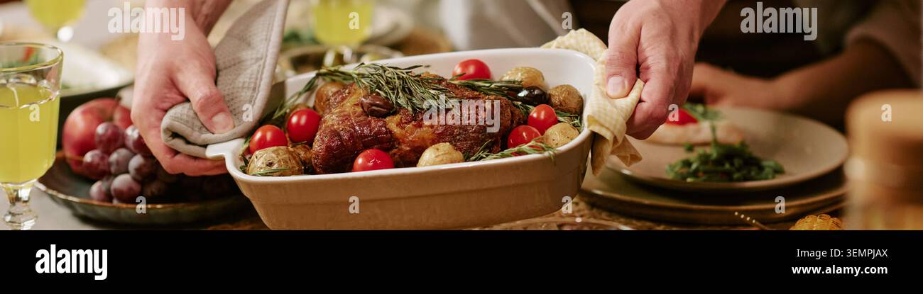 Intestazione di mani che serve arrosto fatto in casa per pranzo domenicale Foto Stock