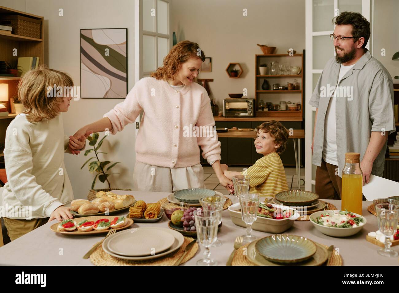 Riunione di famiglia per un pasto casalingo nel fine settimana e tempo di qualità Foto Stock