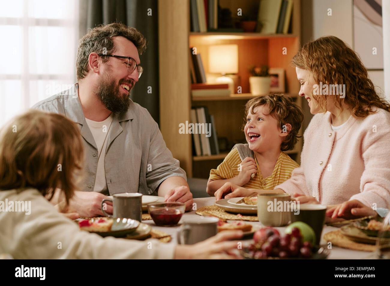 Pranzo domenicale in famiglia e tempo di qualità a casa Foto Stock
