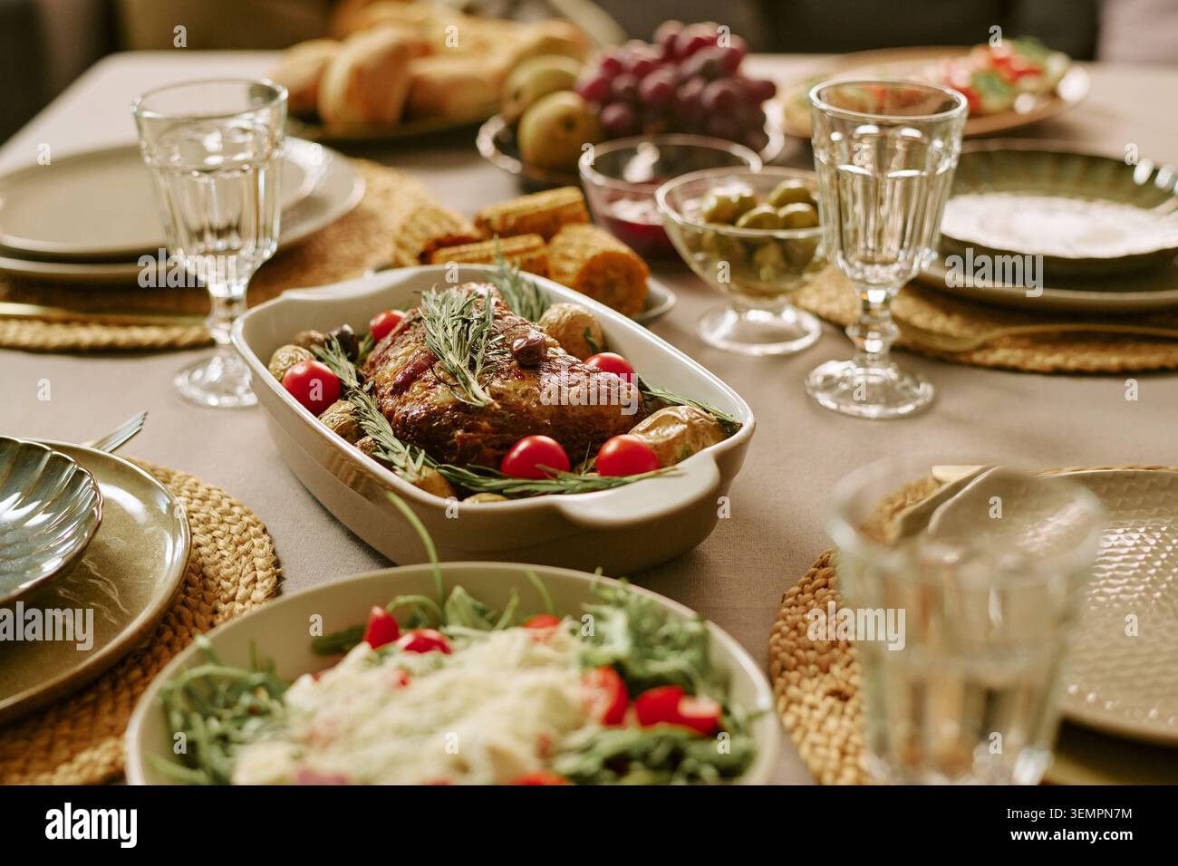 Pranzo servito a festa tavolo con carne arrosto e insalata Foto Stock