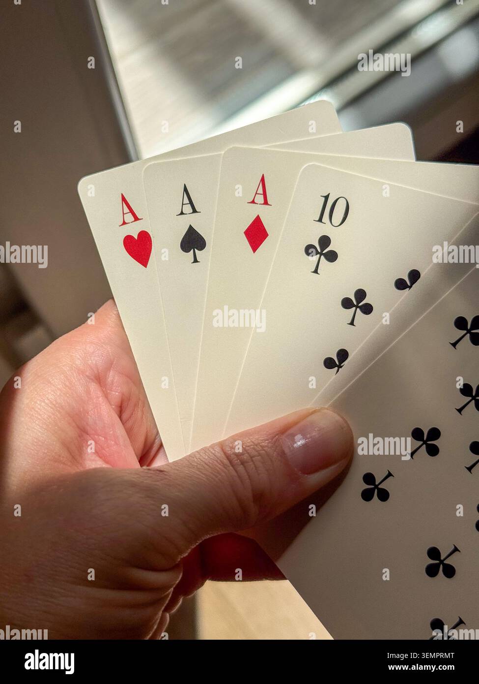 Mano di poker vincente con tre assi Foto Stock