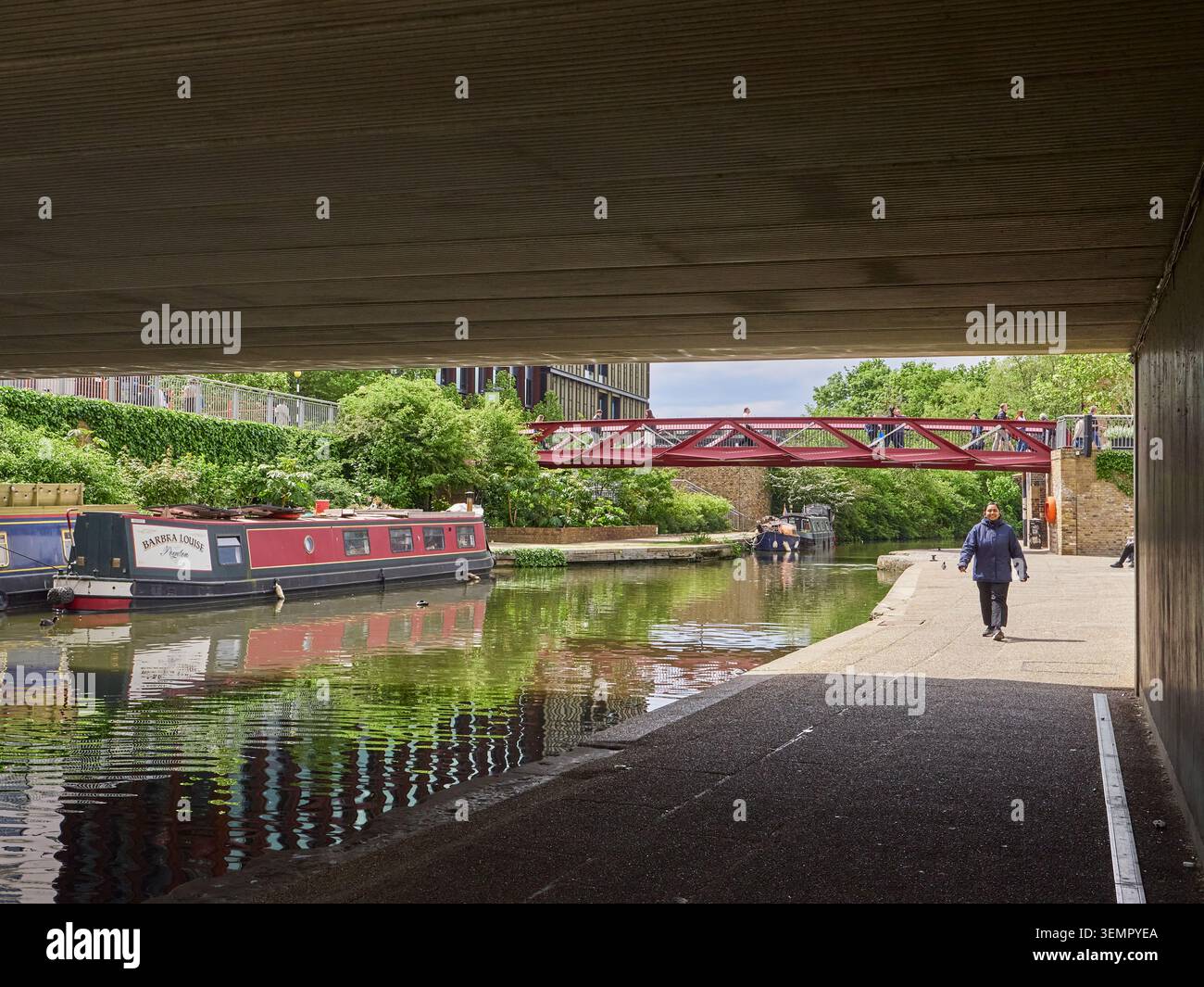 Sentiero che conduce sotto una passerella sul Regent's Canal, King's Cross Foto Stock
