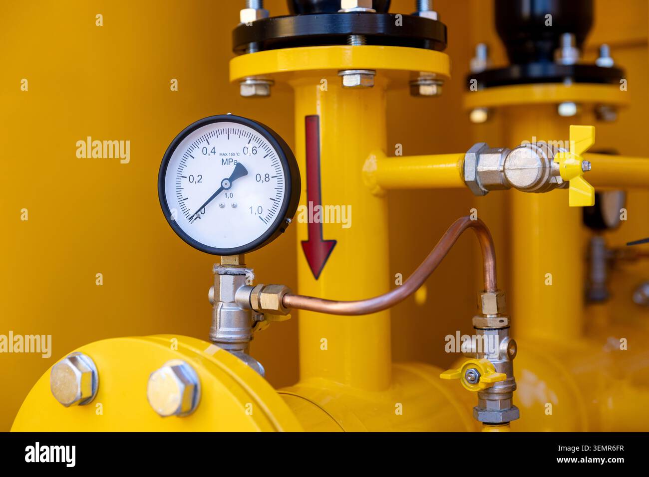 manometro o manometro ndustriale che misura la pressione su un sistema di distribuzione del gas giallo brillante. Vista ravvicinata delle attrezzature per le infrastrutture energetiche, Foto Stock