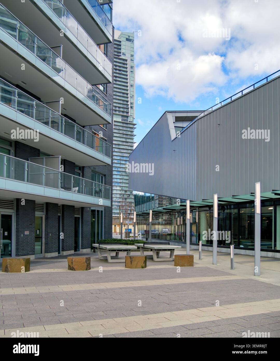 Moderno edificio residenziale con tavoli da ping pong pubblici Foto Stock
