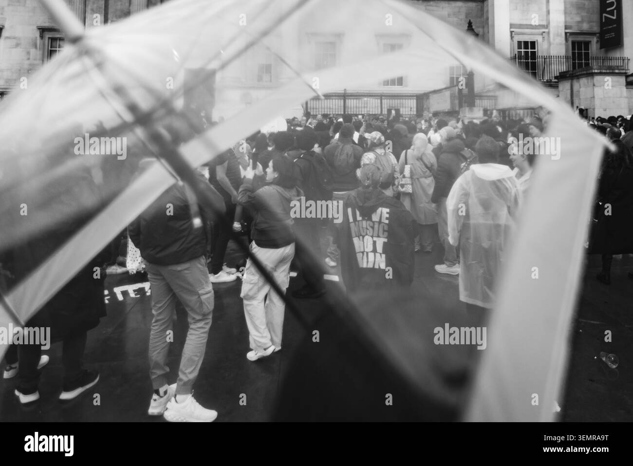 Un messaggio nella folla durante un flashmob tributo a Michael Jackson in un giorno di pioggia a Londra. Foto Stock