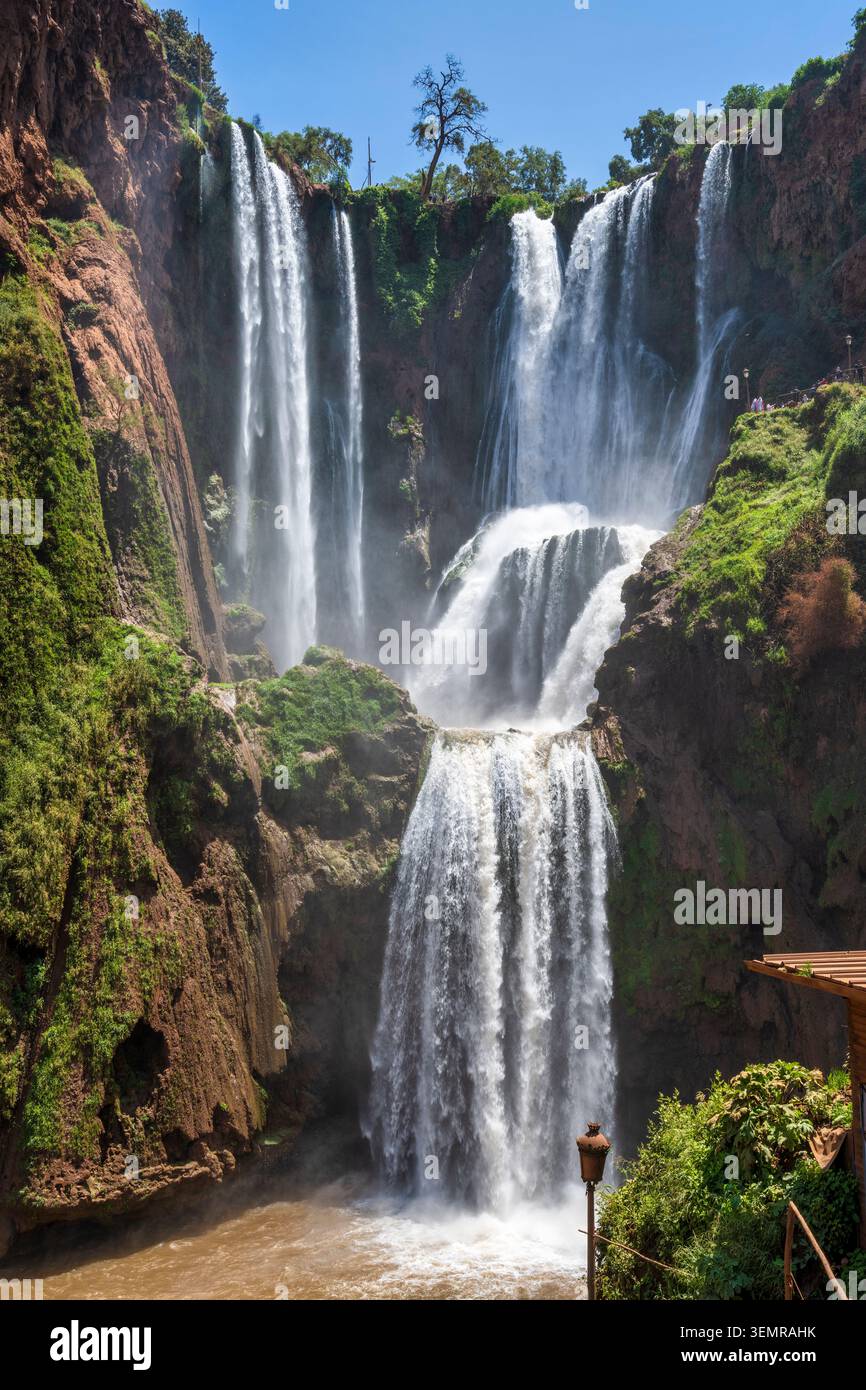 Cascate di Ouzoud (Cascades d'Ouzoud) vicino al villaggio dell'alto Atlante di Tanaghmeilt nella provincia di Azilal, Marocco, Nord Africa Foto Stock