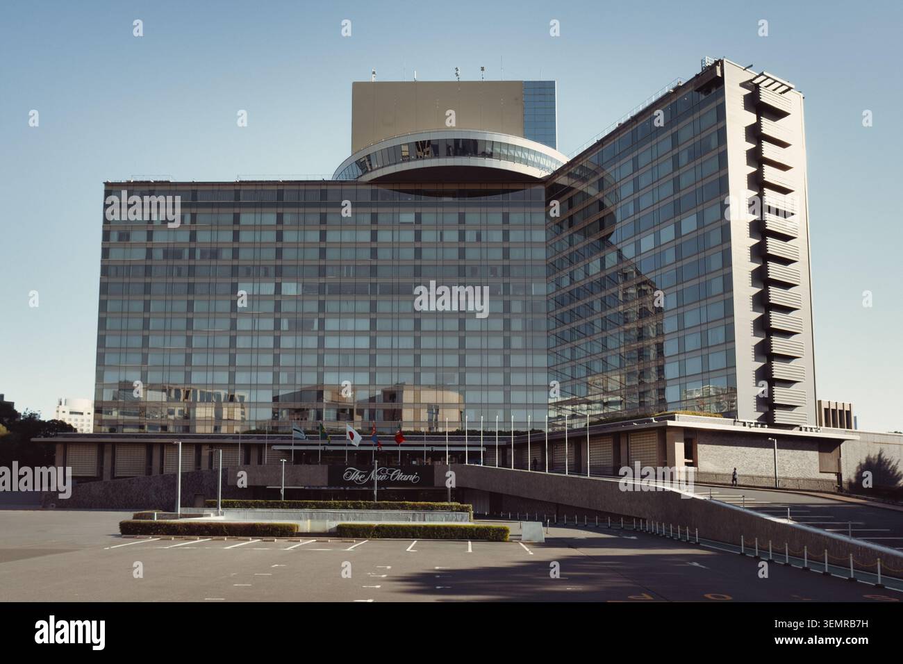 Il New Otani Hotel, riconoscibile ai fan di James Bond come sede centrale della Osato Chemical and Engineering in You Only Live Twice, Tokyo, Giappone Foto Stock