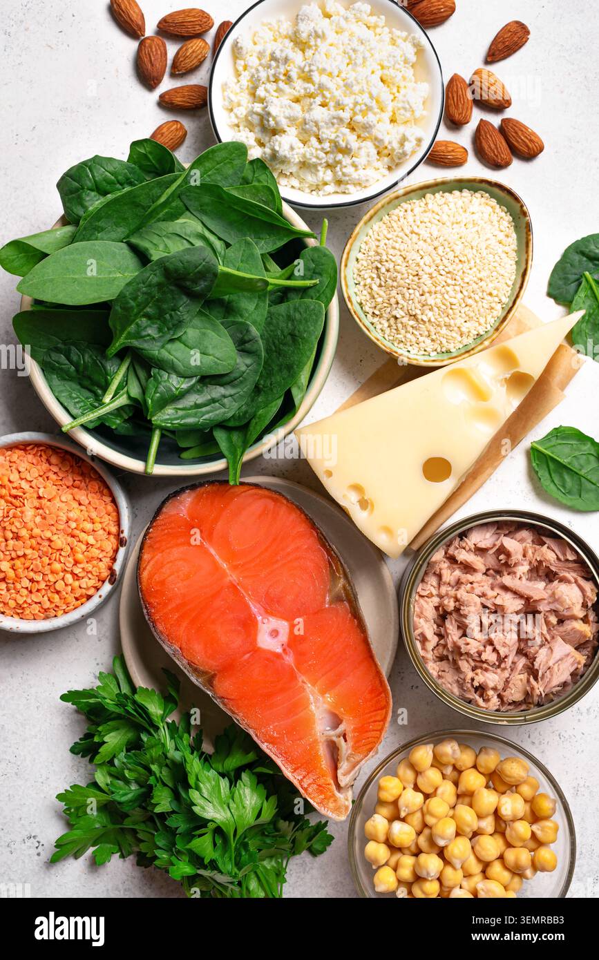 Alimenti di origine di calcio. Prodotti naturali contenenti calcio. Gli alimenti ricchi di calcio comprendono sesamo, noci, pesce, latticini, fagioli, spinaci. Osteoporo Foto Stock
