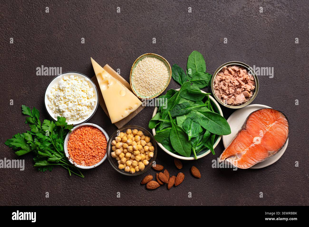 Alimenti di origine di calcio. Prodotti naturali contenenti calcio. Gli alimenti ricchi di calcio comprendono sesamo, noci, pesce, latticini, fagioli, spinaci. Osteoporo Foto Stock