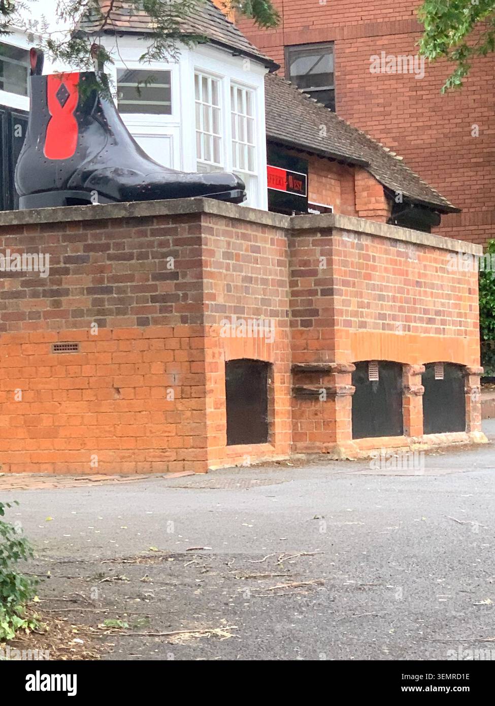 Cartello per parcheggio privato per Jeffrey West Shoes Northampton Offices un ingresso in mattoni con scarpe e stivali in nero con strisce rosse e parcheggio per i clienti - Immagine stock catturata con smartphone