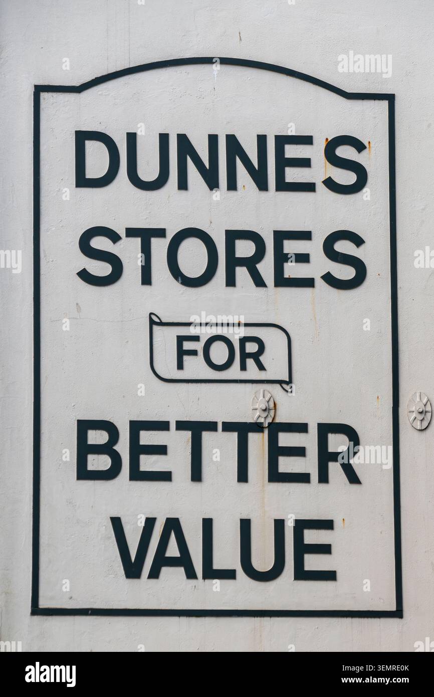 Dunnes è una catena di grandi magazzini in Europa, fondata nel 1944 a Cork in Irlanda. Questo è un segno sul loro negozio originale. Foto Stock
