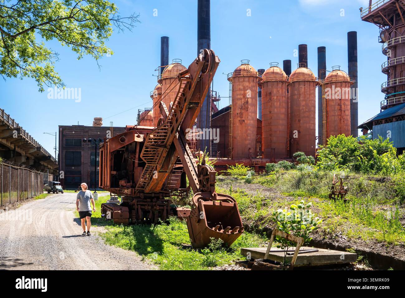 Una pala a vapore storica si erge di fronte alle strutture di altiforni conservate presso lo Sloss Furnaces National Historic Landmark di Birmingham, Alabama. Foto Stock