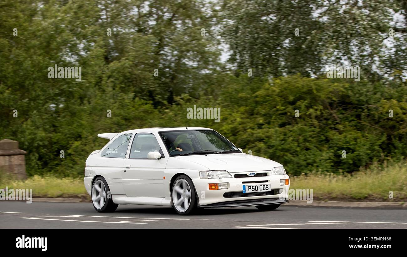 Stony Stratford, Bucks, Regno Unito - 7 giugno 2026: 1996 auto d'epoca Ford Escort bianca su una strada britannica Foto Stock