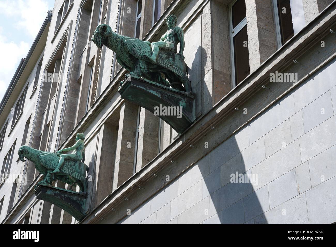 Berlino, Germania - 8 giugno 2026: Storiche sculture in bronzo di Jugendstil raffiguranti figure che cavalcano creature mitiche sulla facciata dei grandi magazzini KaDeWe. Foto Stock