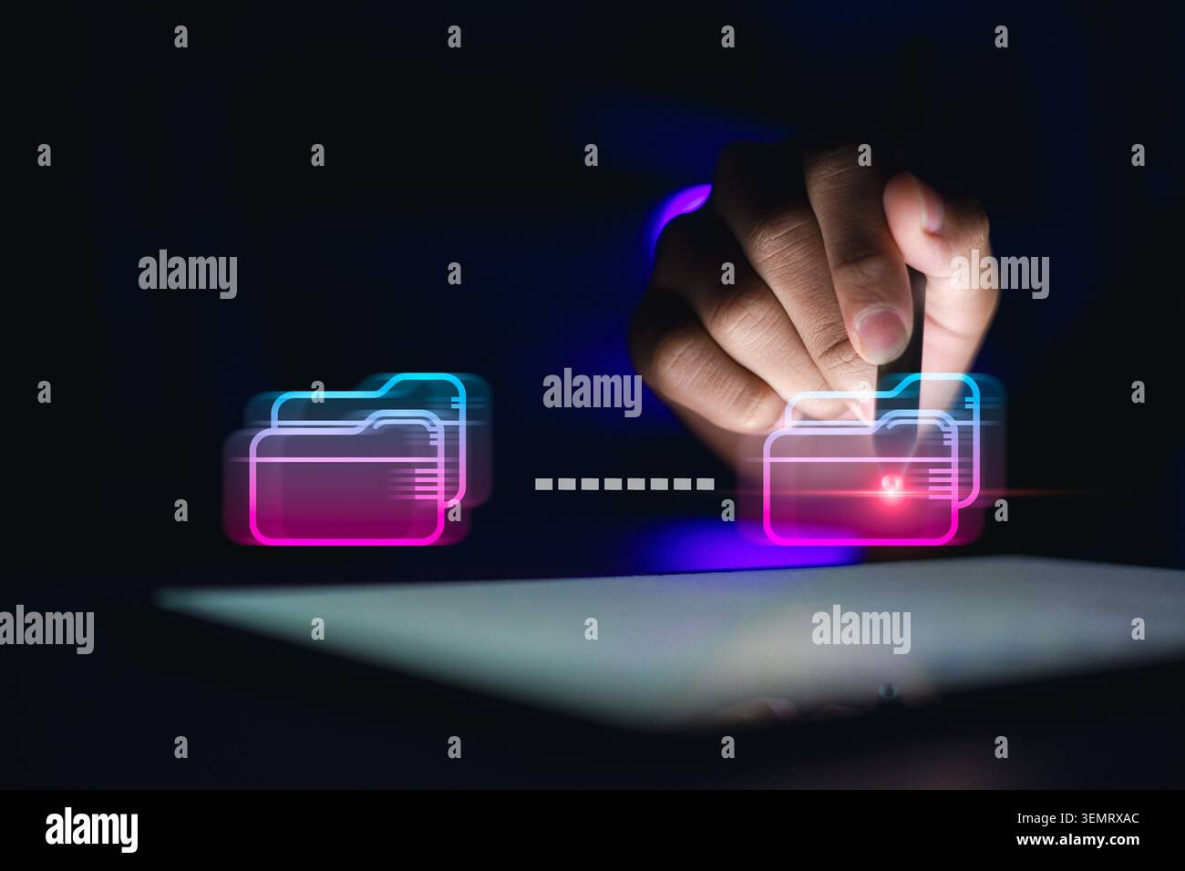 Professionale che utilizza lo stilo su tablet con cartelle digitali al neon brillanti che trasferiscono i dati. Futuristico sistema di gestione dei documenti, archiviazione cloud, file sh Foto Stock