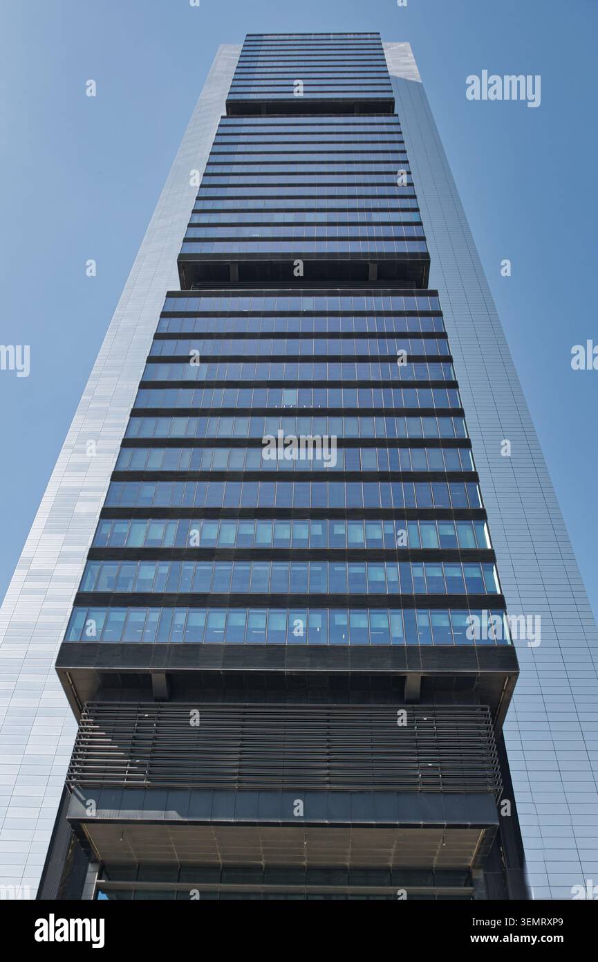 Vista ad angolo basso di Torre Cepsa, progettata da Norman Foster, nella zona commerciale di Cuatro Torres, Madrid, Spagna. Foto Stock