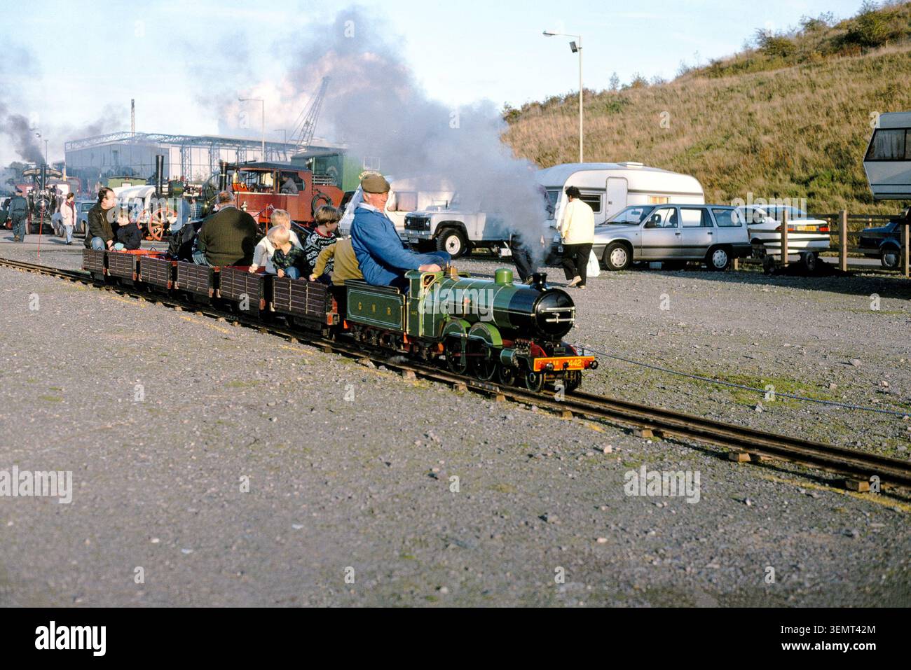 Treno a vapore a scartamento ridotto con passeggeri allo Snibston Discovery Museum, parte del sito dell'ex Snibston Colliery, nel 1995. La ferrovia in miniatura passa dietro la locomotiva GNR numero 1442 4-4-2 Foto Stock