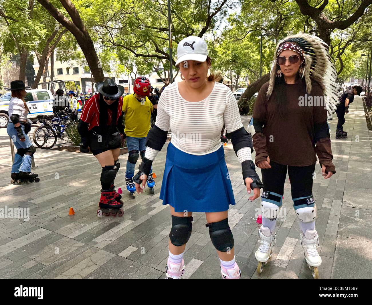 I membri di un club di pattinaggio a rotelle mettono in posa ed esercitano ad Alameda Central di domenica nel centro di città del Messico, Messico. Foto Stock