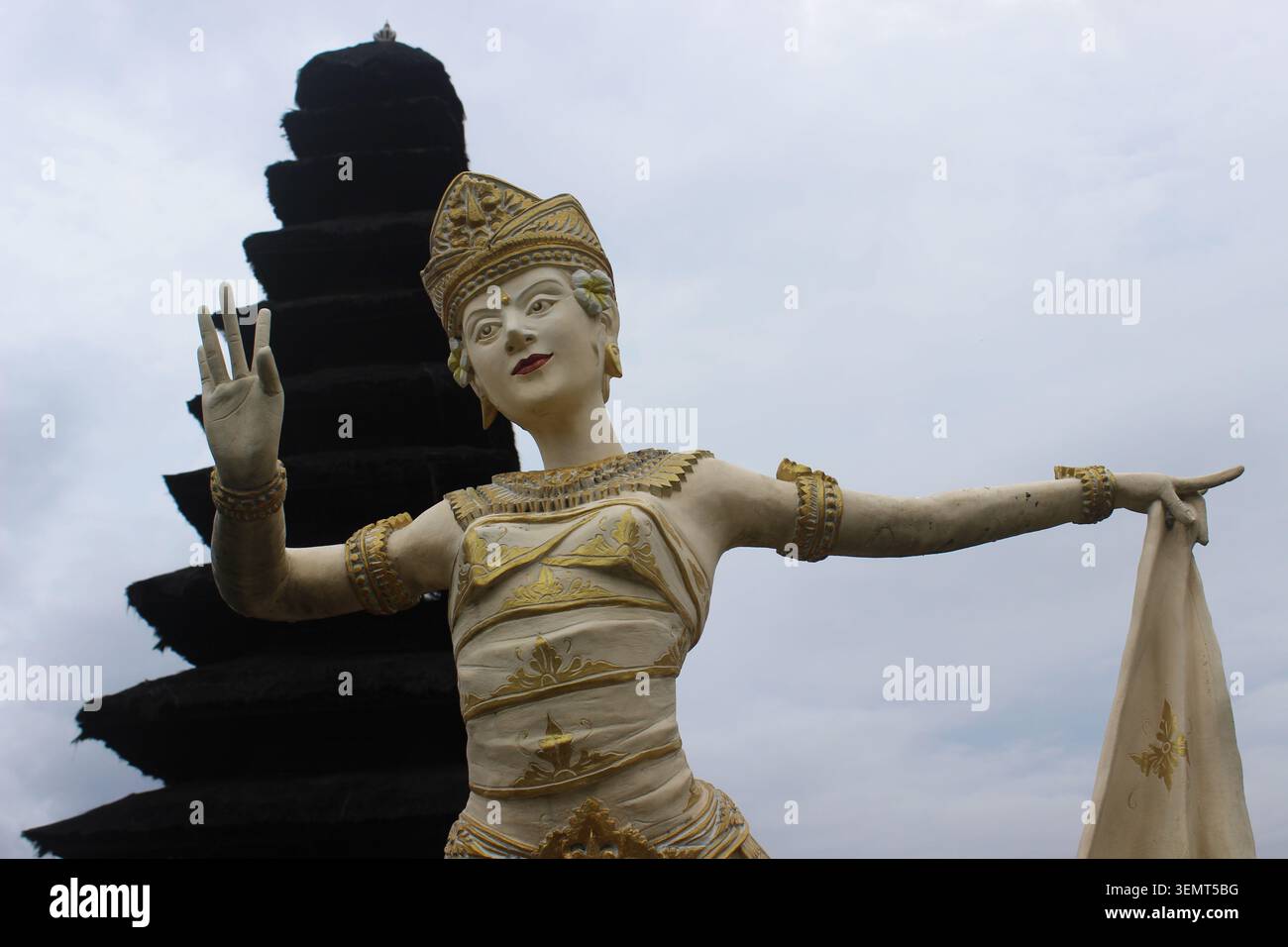 Tradizionale scultura balinese di ballerini in costume e copricapo decorati, rappresentazione culturale, creazione artistica. Foto Stock