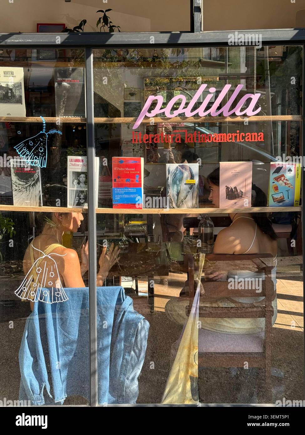Le donne siedono all'interno di Polilla, una libreria e caffetteria di letteratura latino-americana a Roma Norte, città del Messico, Messico. Foto Stock