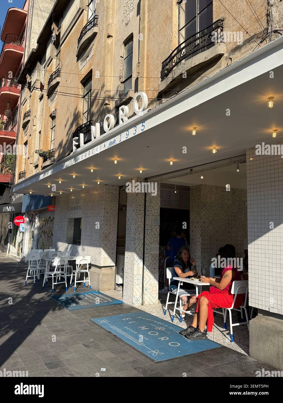 I clienti siedono fuori dalla filiale El Moro churrería a Roma Norte, città del Messico, Messico Foto Stock