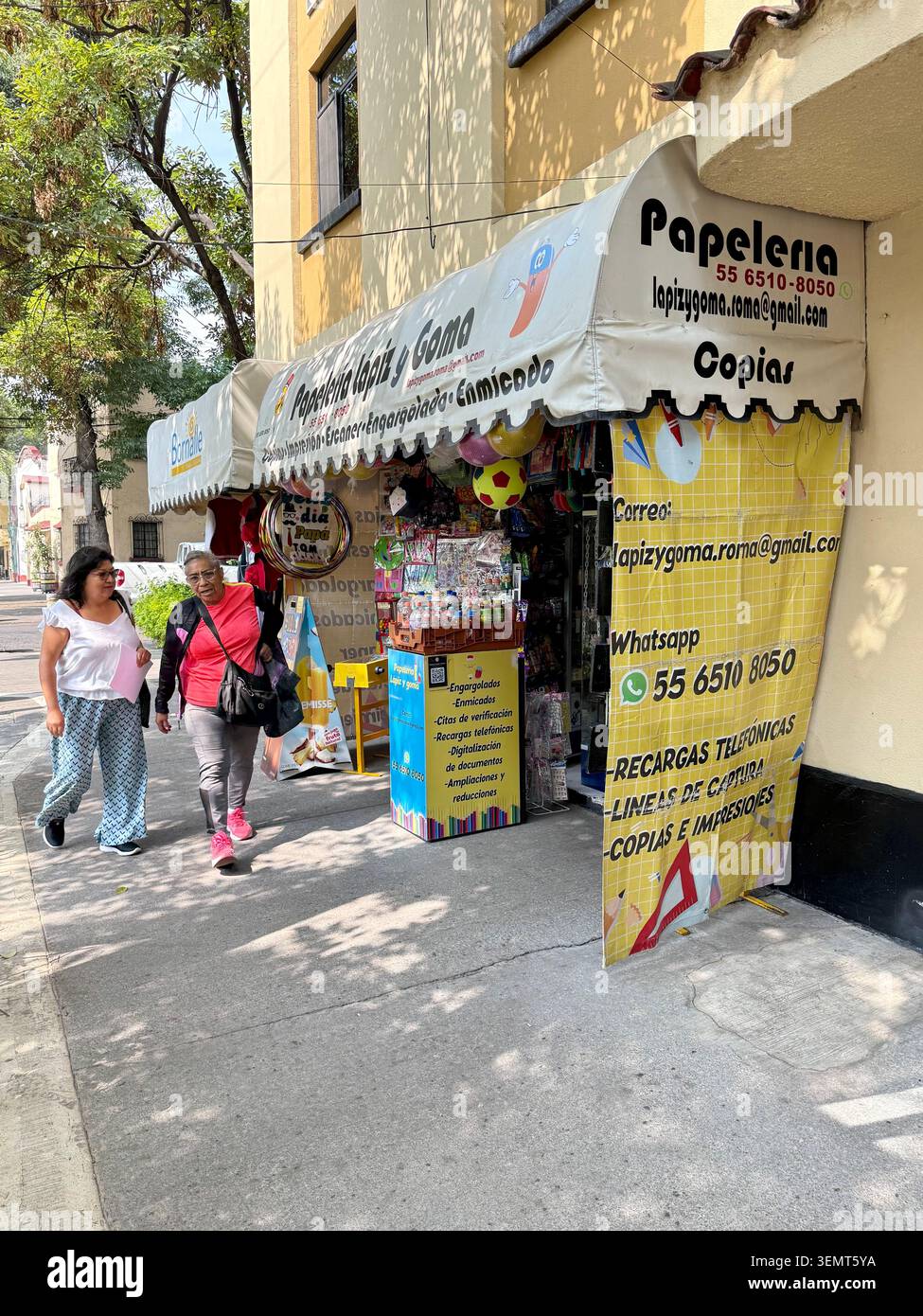 Una cartoleria e un negozio di copie su un marciapiede a Roma Sur, città del Messico, Messico. Foto Stock