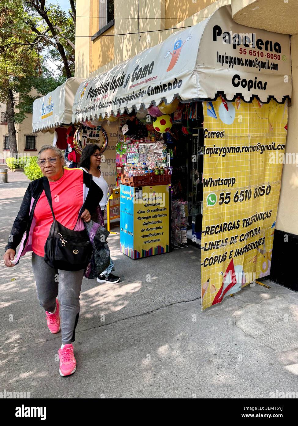 Una cartoleria e un negozio di copie su un marciapiede a Roma Sur, città del Messico, Messico. Foto Stock